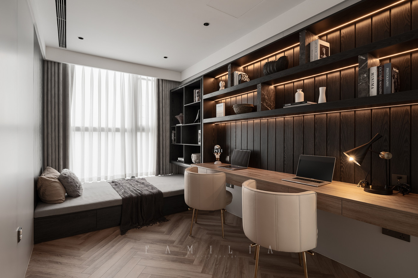 Phòng làm việc đơn giản nhưng hiện đại và tối ưu cho trải nghiệm của người sử dụng, một giường nghỉ được bố trí gần cửa sổ để giải lao hoặc nghỉ ngơi khi làm việc đêm.