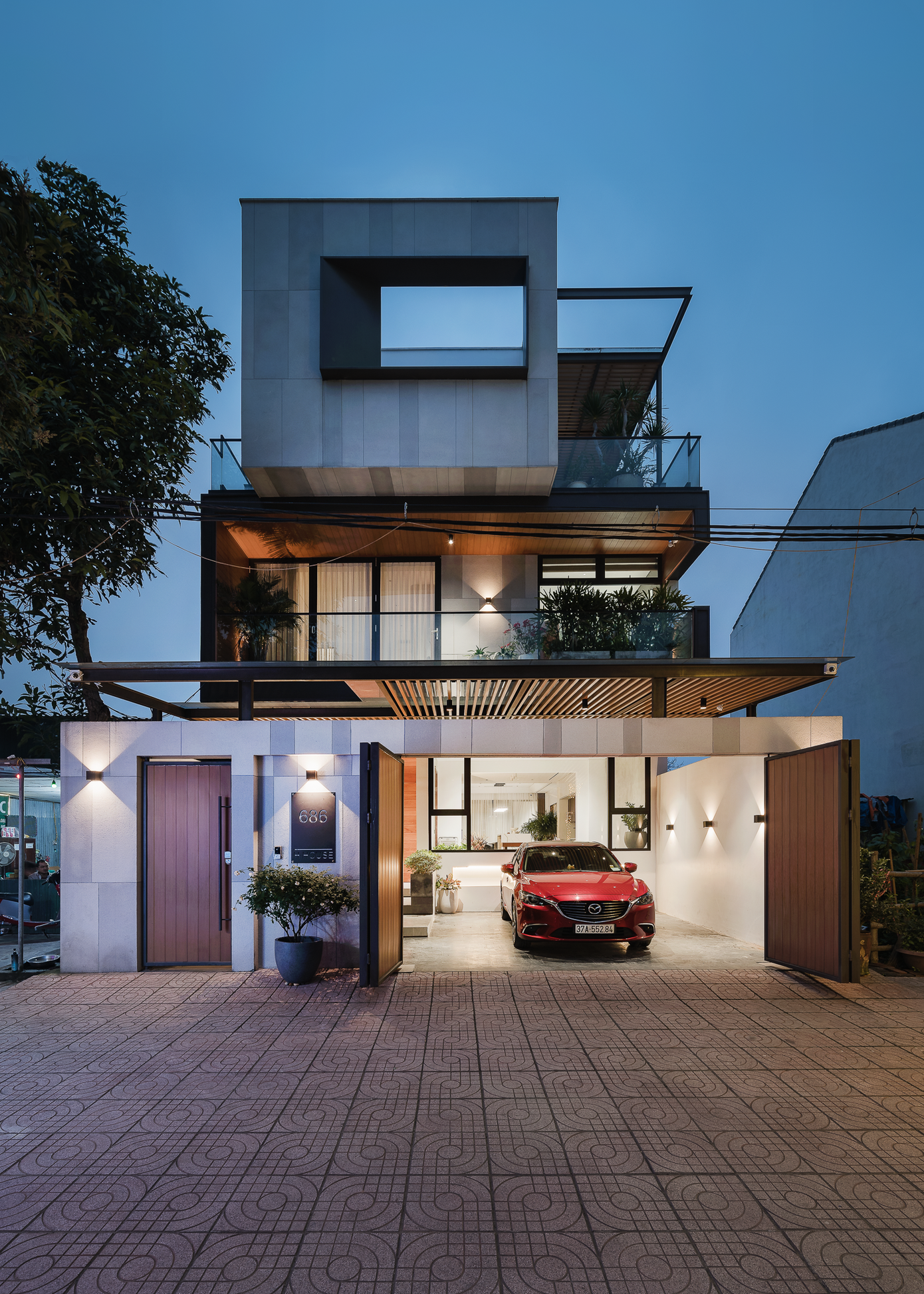 Tầng 3 nhô ra 2m6 về phía trước, có cùng tông màu với cổng tường tầng 1. Tầng 3 nhô ra 2m6 về phía trước, có cùng tông màu với cổng tường tầng 1.