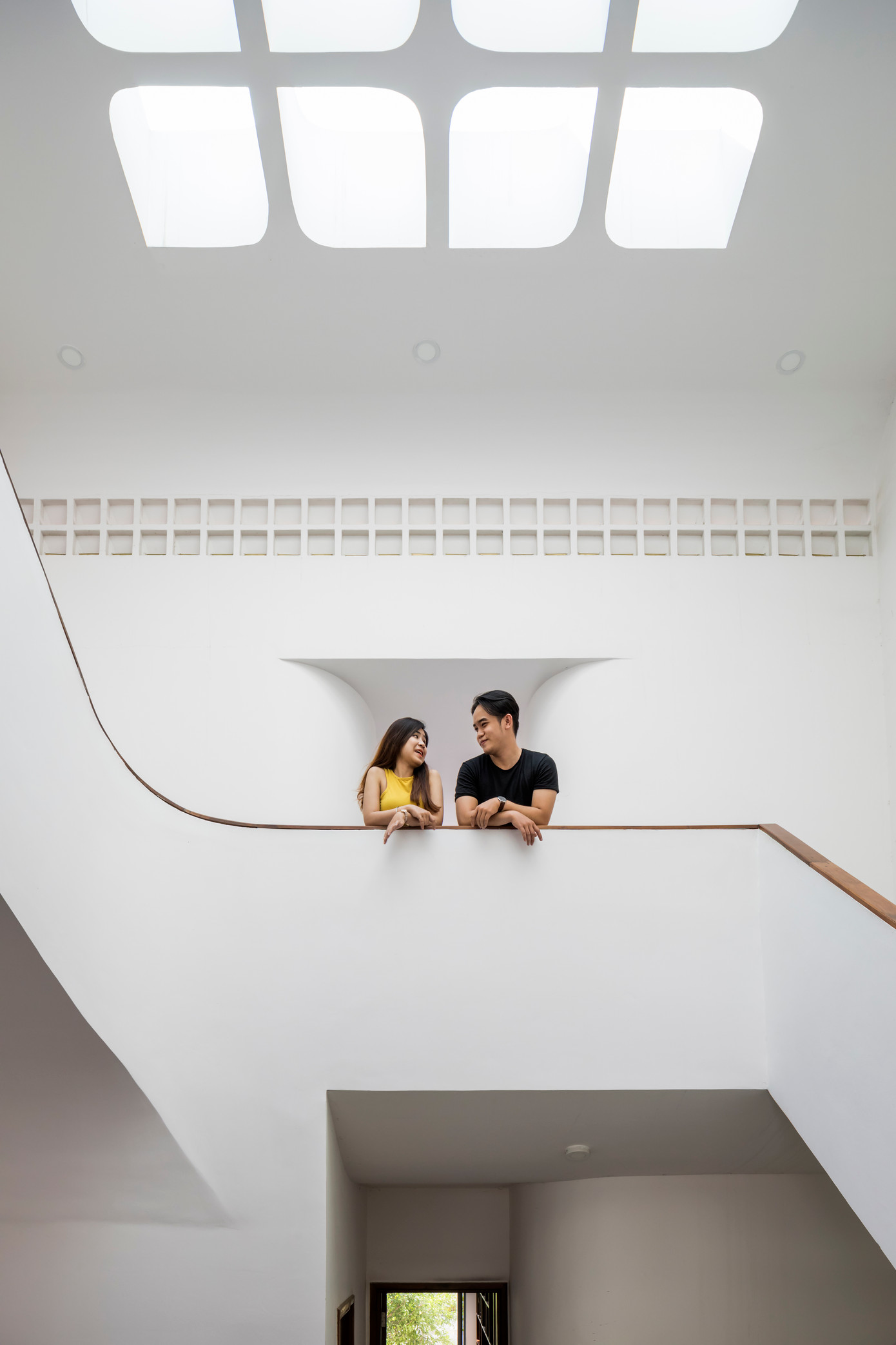 Màu trắng hiện đại kết hợp với những đường cong từ trong ra ngoài nhà tạo nên sự thống nhất.