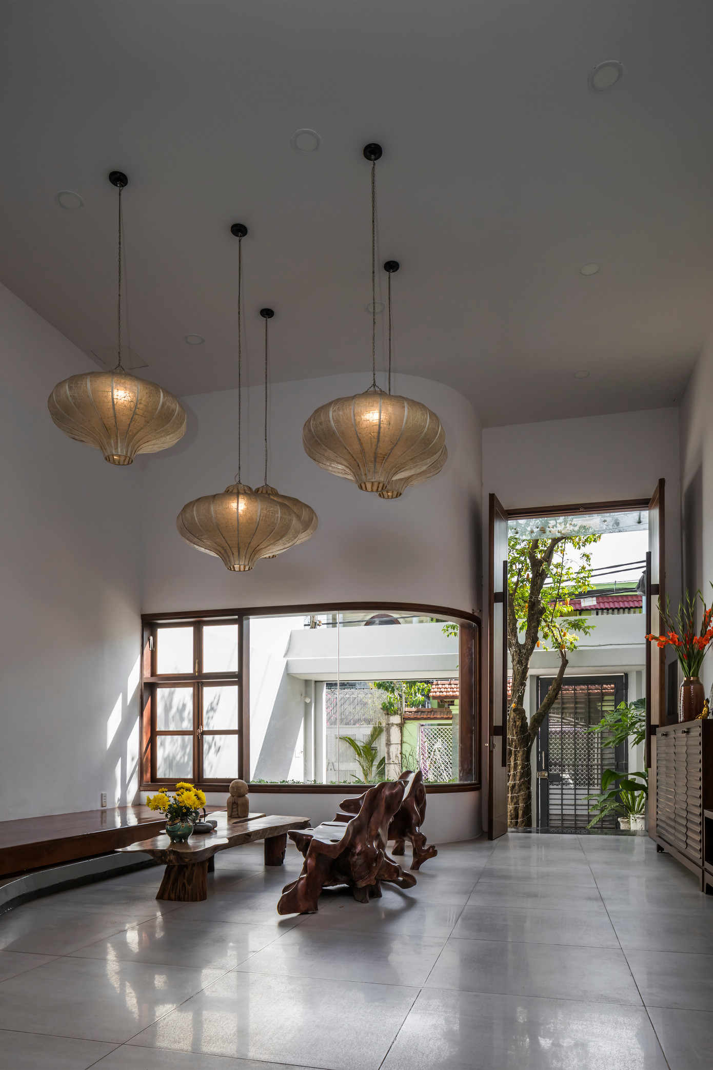 Đèn lồng kết hợp tấm phản gỗ và bộ bàn ghế gốc cây, tạo nên sự hoài niệm.