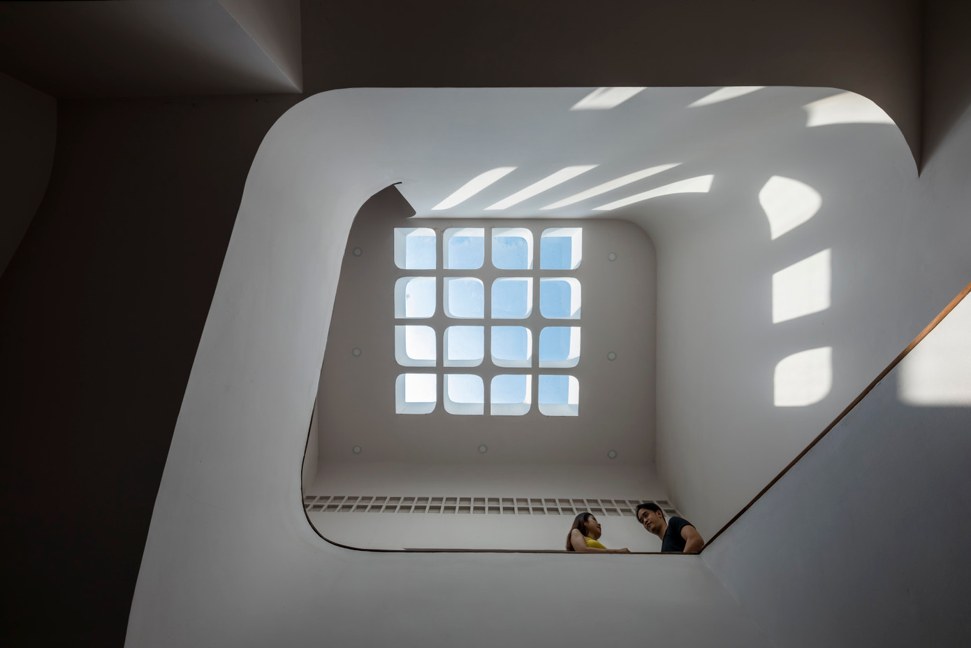 Những góc bo mềm mại thay thế cho những đường thẳng cứng nhắc của nhà ống bình thường.