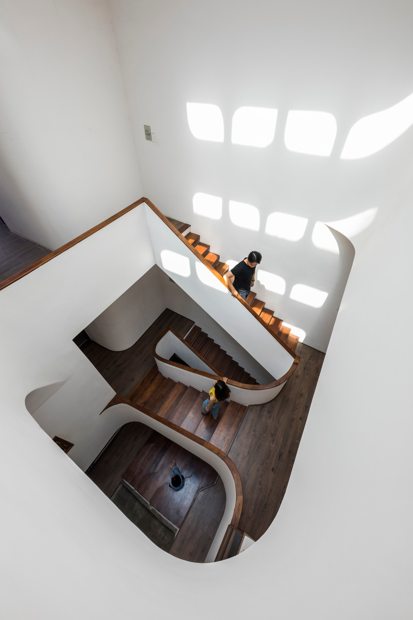 Bậc cầu thang chuyển tiếp giữa các tầng.