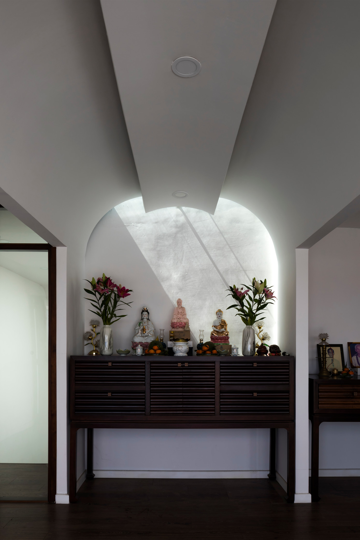 Phòng thờ trang nghiêm khi kết hợp những đường cong và đường thẳng một cách tinh tế.