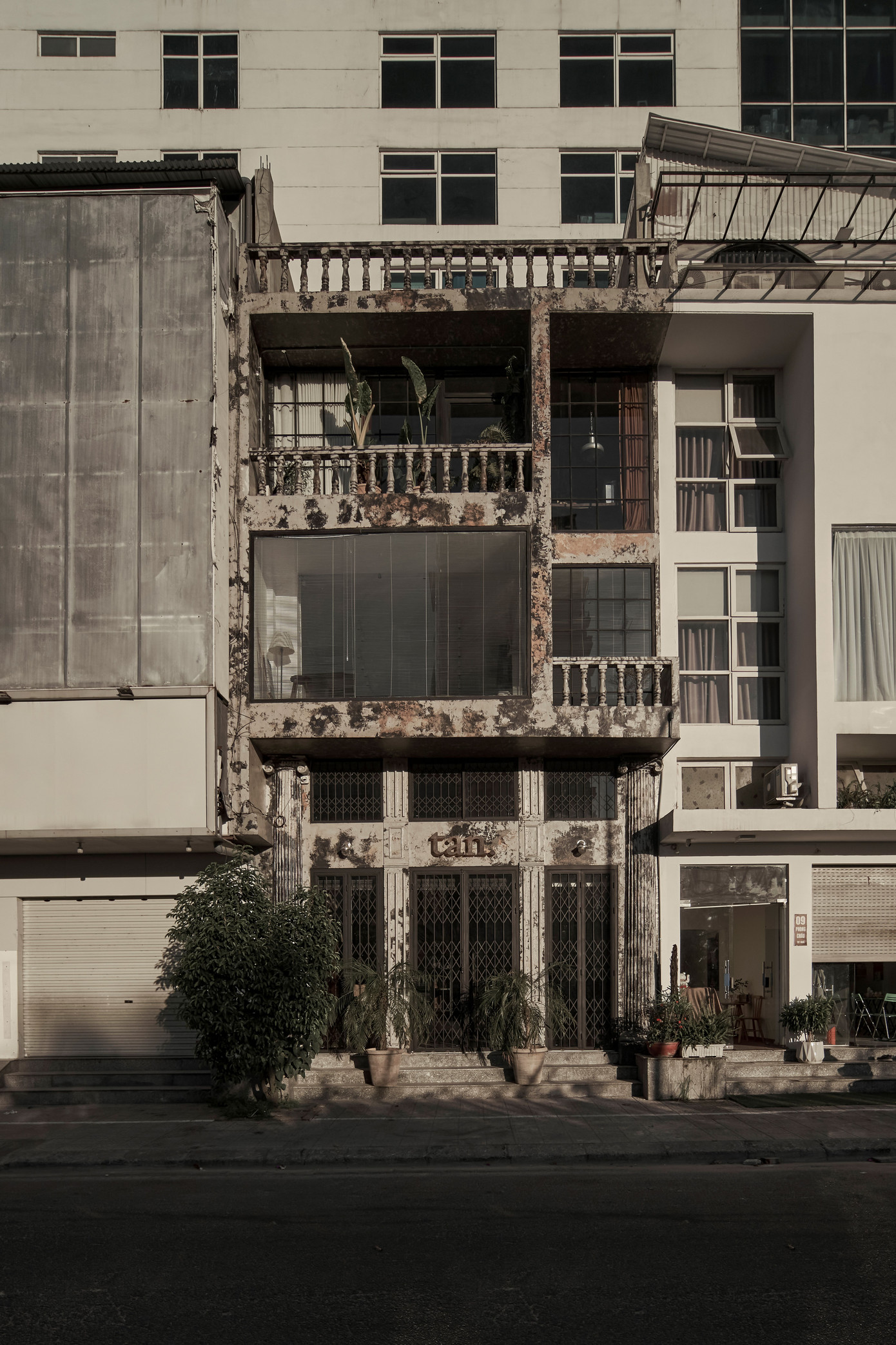 La condé nằm trong một dãy nhà liền kề ở Huế, có tổng diện tích 300 m2. Nét thô, mộc, cũ kỹ trở thành điểm đặc biệt của ngôi nhà.