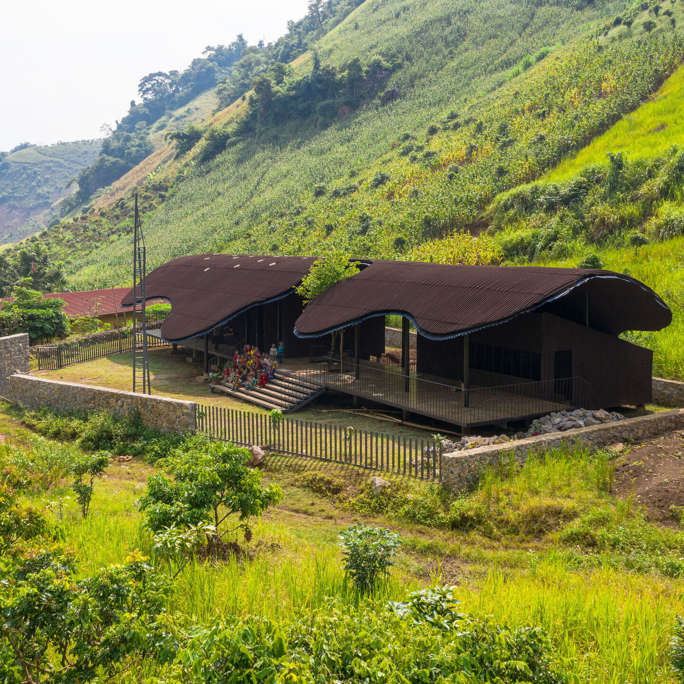 Mái vòm cong của ngôi trường uốn lượn như mây giữa núi đồi Tây Bắc.