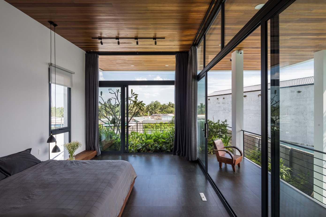 Phòng ngủ chính của bố mẹ nằm ở tầng 2 được thiết kế với phong cách tối giản.