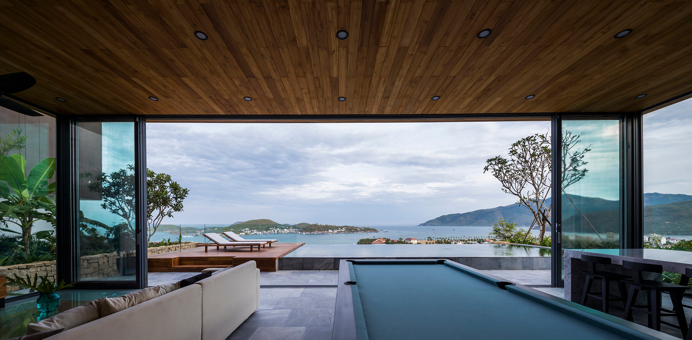 Ở tầng trên mặt đường, có ga-ra và một rạp chiếu phim trong nhà lớn phía sau bể bơi, cửa sổ dưới nước lấy ánh sáng mặt trời tự nhiên, không gian kỹ thuật và spa ở phía sau.