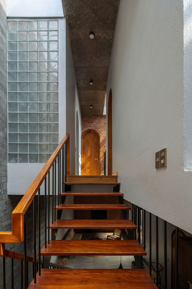 Không gian bên trong được thiết kế theo phong cách tối giản với những không gian ở tầng một là không gian chung, không có tường ngăn cách phòng khách, phòng ăn và phòng bếp. Tầng hai có hai phòng ngủ, một cầu thang sắt nối với mái thông qua giếng trời ở giữa nhà. Không gian bên trong được thiết kế theo phong cách tối giản với những không gian ở tầng một là không gian chung, không có tường ngăn cách phòng khách, phòng ăn và phòng bếp. Tầng hai có hai phòng ngủ, một cầu thang sắt nối với mái thông qua giếng trời ở giữa nhà.