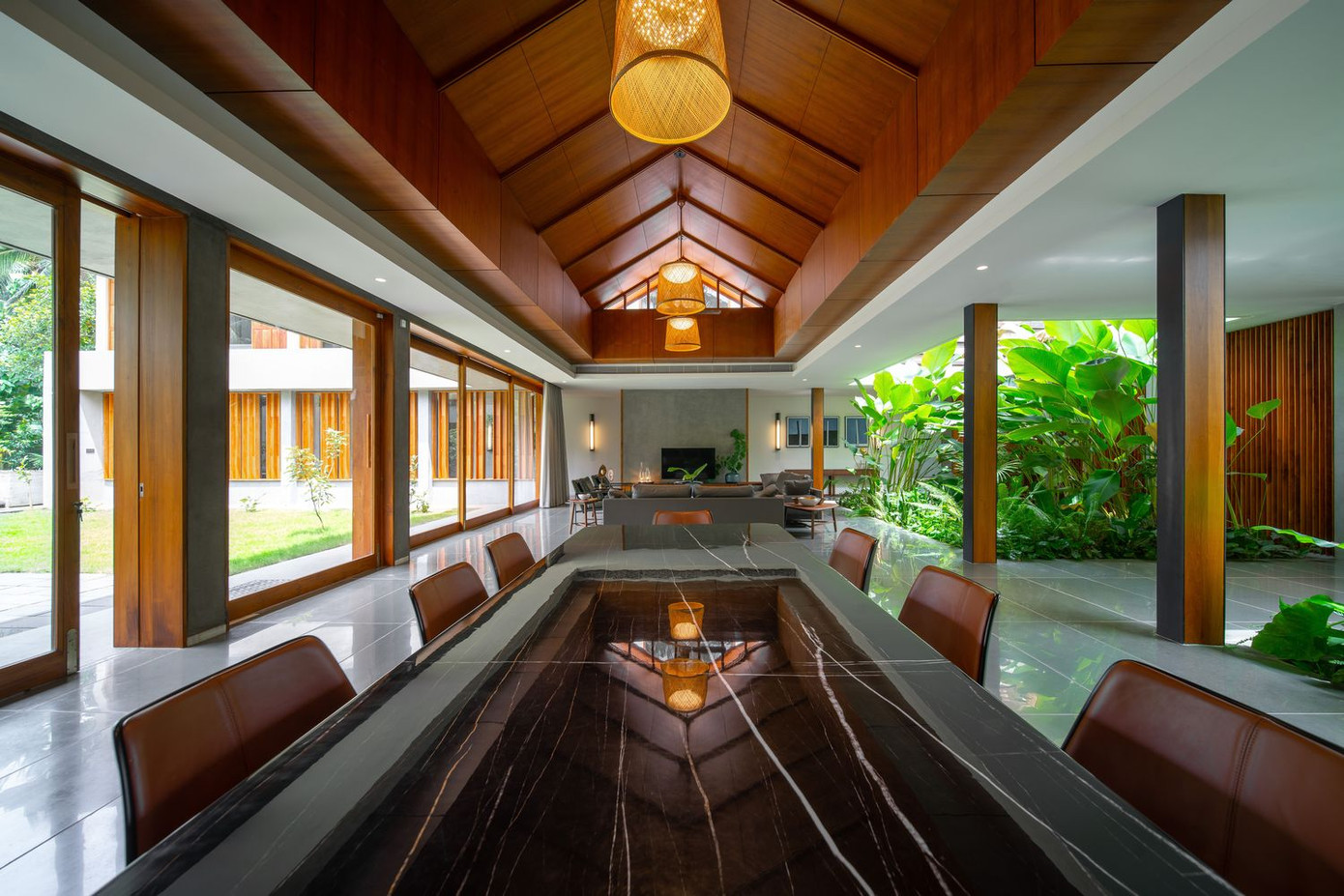 Ngôi nhà được xây dựng theo hướng sinh thái, bền vững, mô phỏng theo phong cách kiến trúc của vùng Malabar mà vẫn mang nét hiện đại.