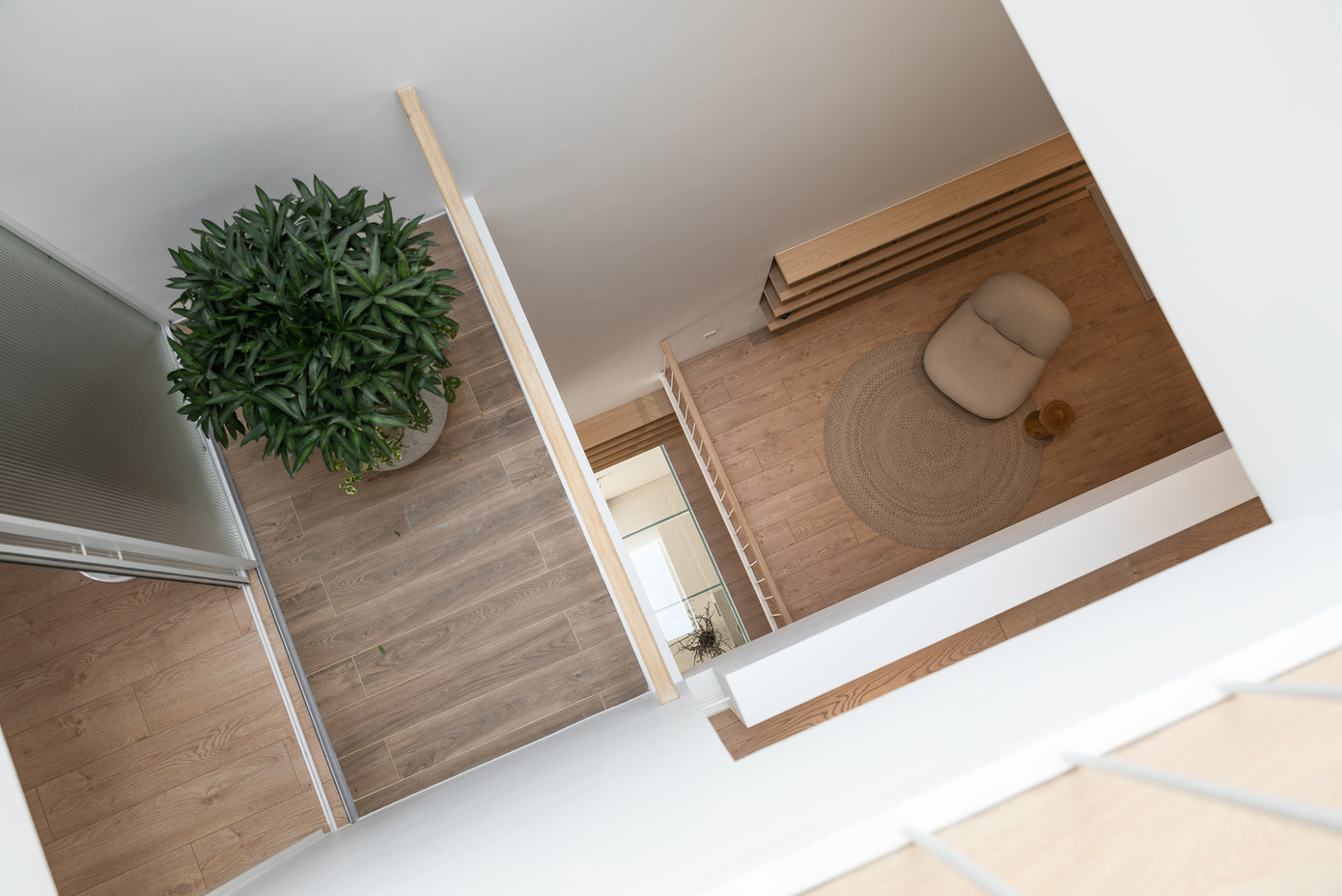 Bên ngoài ngôi nhà được bọc một lớp thép giả gỗ với một ban công ở trước để trồng cây và giảm ánh sáng mặt trời vào nhà.