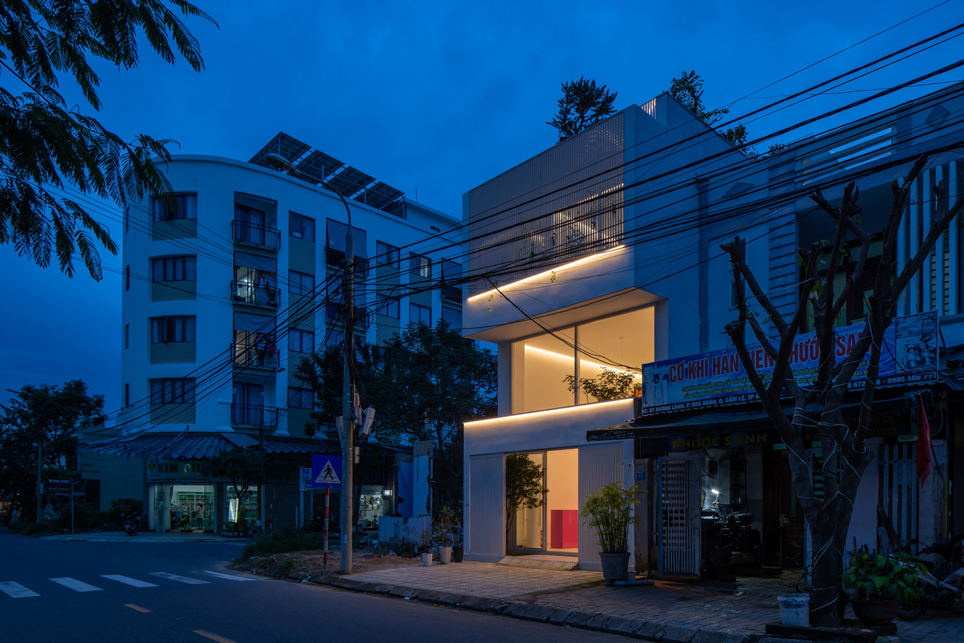 Trong khung cảnh đô thị, nơi có nhiều vẻ ngoài rời rạc khác nhau từ mỗi tòa nhà, căn nhà "tản bộ" nổi bật với nét đơn giản và yên tĩnh.