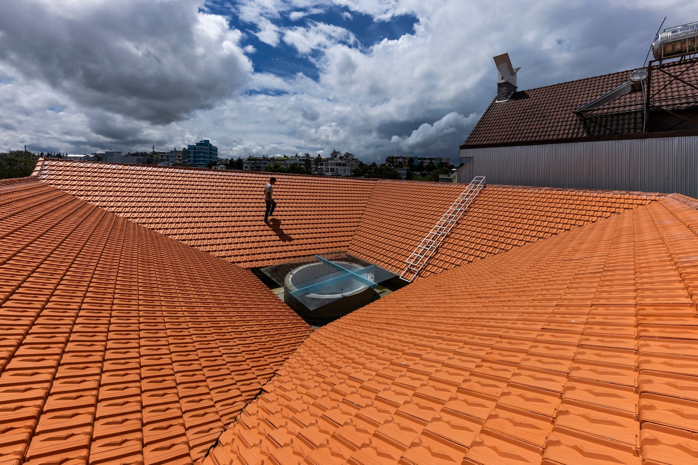 Gia chủ có thể đi bộ trên mái ngói và ngắm nhìn bầu trời từ khu vực này.
