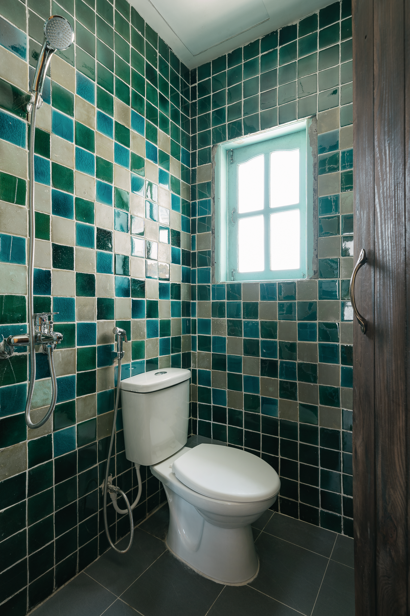 Gạch gốm nung thủ công Bát Tràng được sử dụng trong nhà vệ sinh.