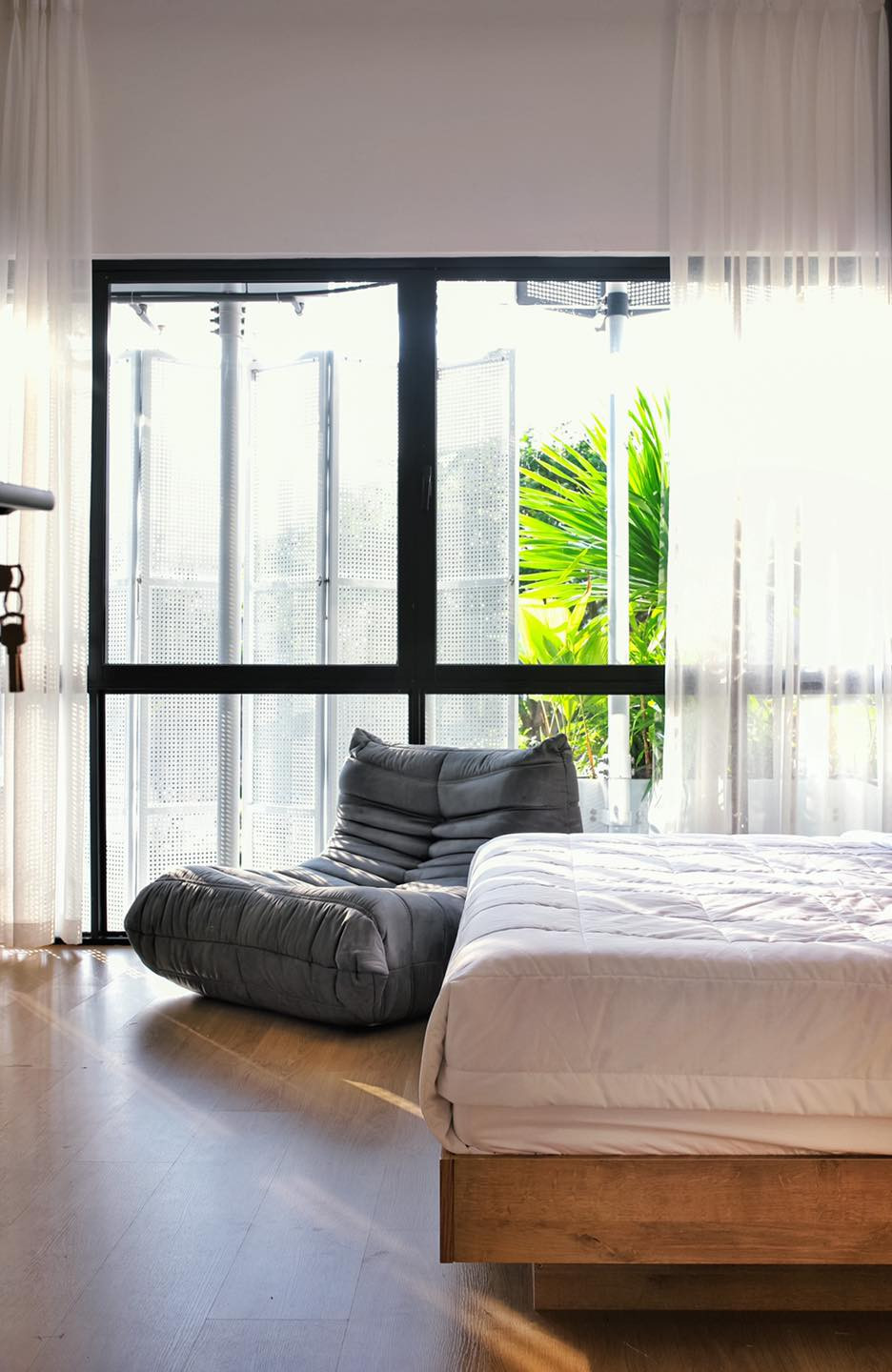 Ánh sáng tự nhiên tràn ngập căn phòng, xua đi cảm giác chật chội của nhà phố.