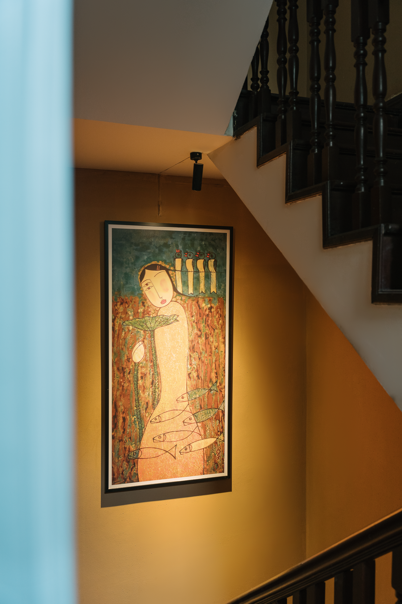 Tranh của họa sĩ Bùi Trọng Dư khiến ngôi nhà có thêm tính trải nghiệm.