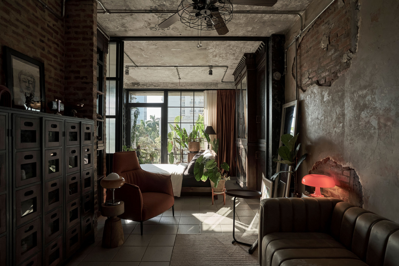 Phòng khách lấy ánh sáng từ cửa kính trong suốt của phòng ngủ.