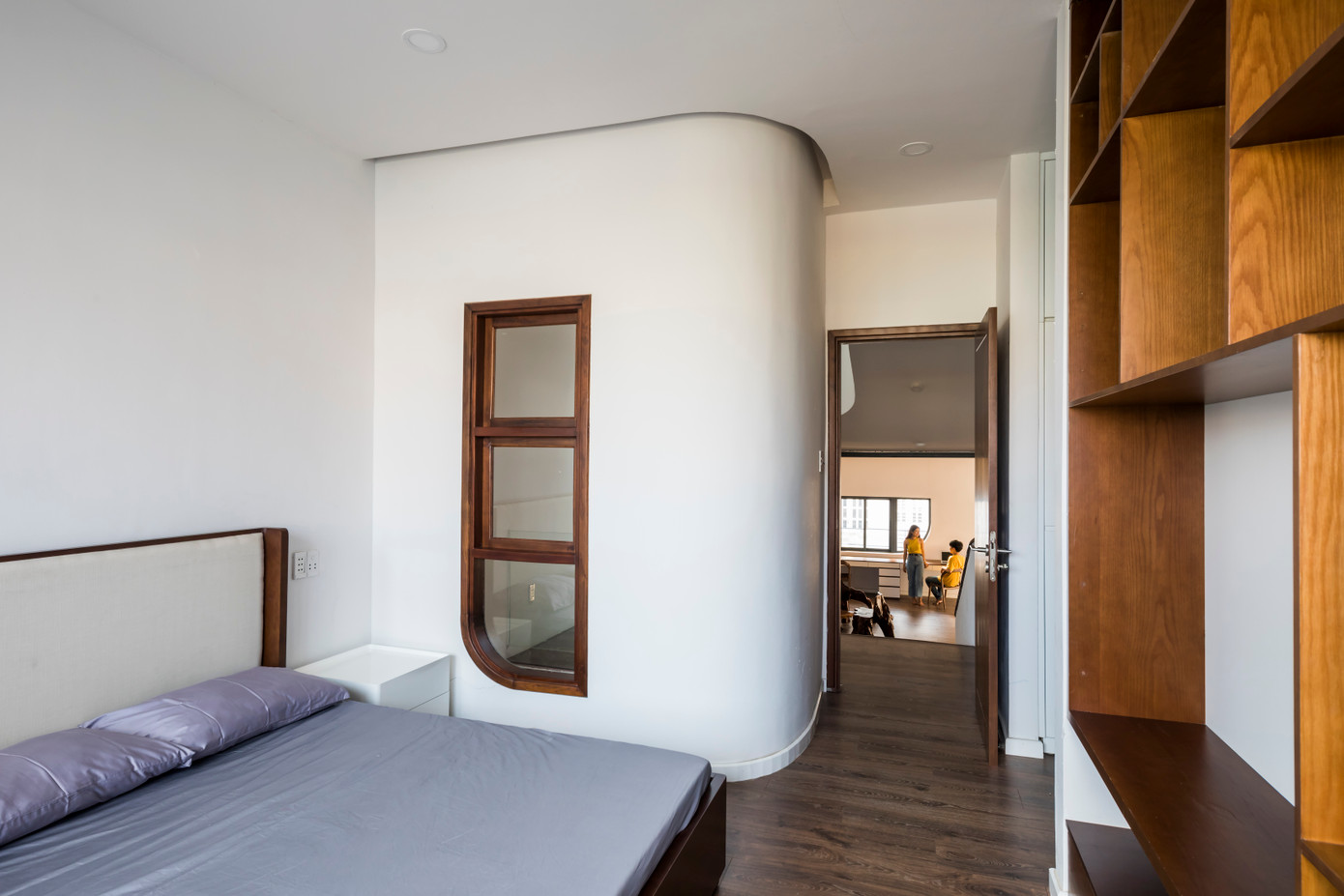 Căn phòng ngủ vừa mang tính thẩm mỹ với góc bo của bức tường, nhưng vẫn thoải mái, tiện nghi.