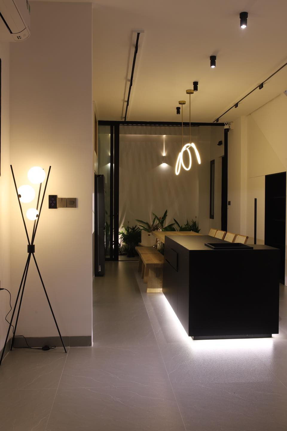 Phòng bếp được trang trí bằng ánh đèn vàng treo tường, tạo cảm giác ấm cúng.