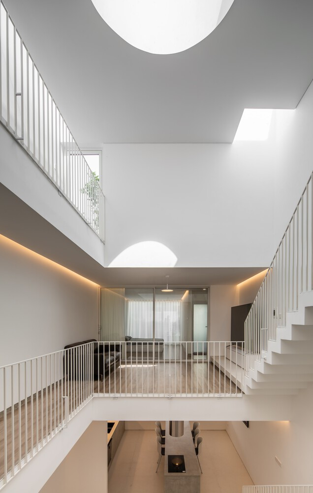 Mặc dù bị giới hạn bởi diện tích nhỏ, không gian sống được thiết kế mở và thoáng khí với ít tường hơn. Ý tưởng thiết kế là tạo ra một con đường cho phép người dùng tản bộ từ nơi này đến nơi khác, di chuyển lên, xuống và xung quanh giếng trời.