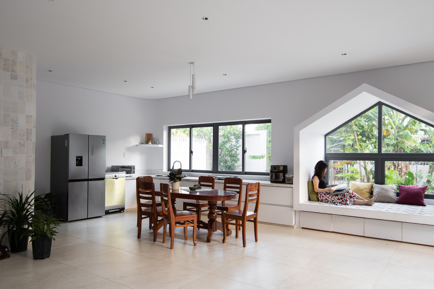 Phòng bếp, ăn nằm ở tầng trệt, tràn ngập ánh sáng tự nhiên.