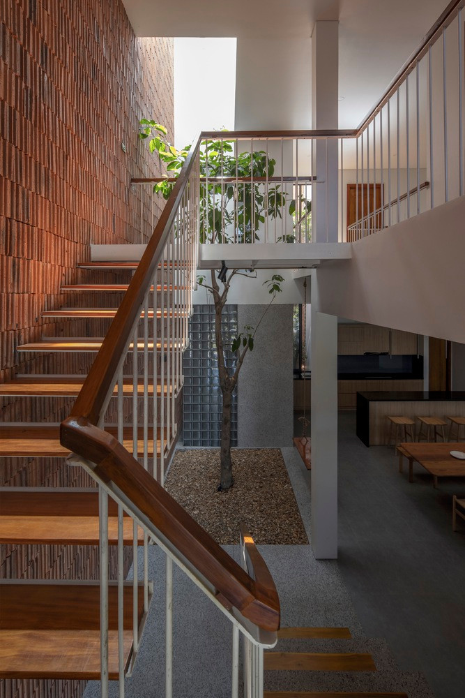 Căn nhà linh hoạt, rộng mở và đa dạng, với nhiều không gian mở và thoáng khí.