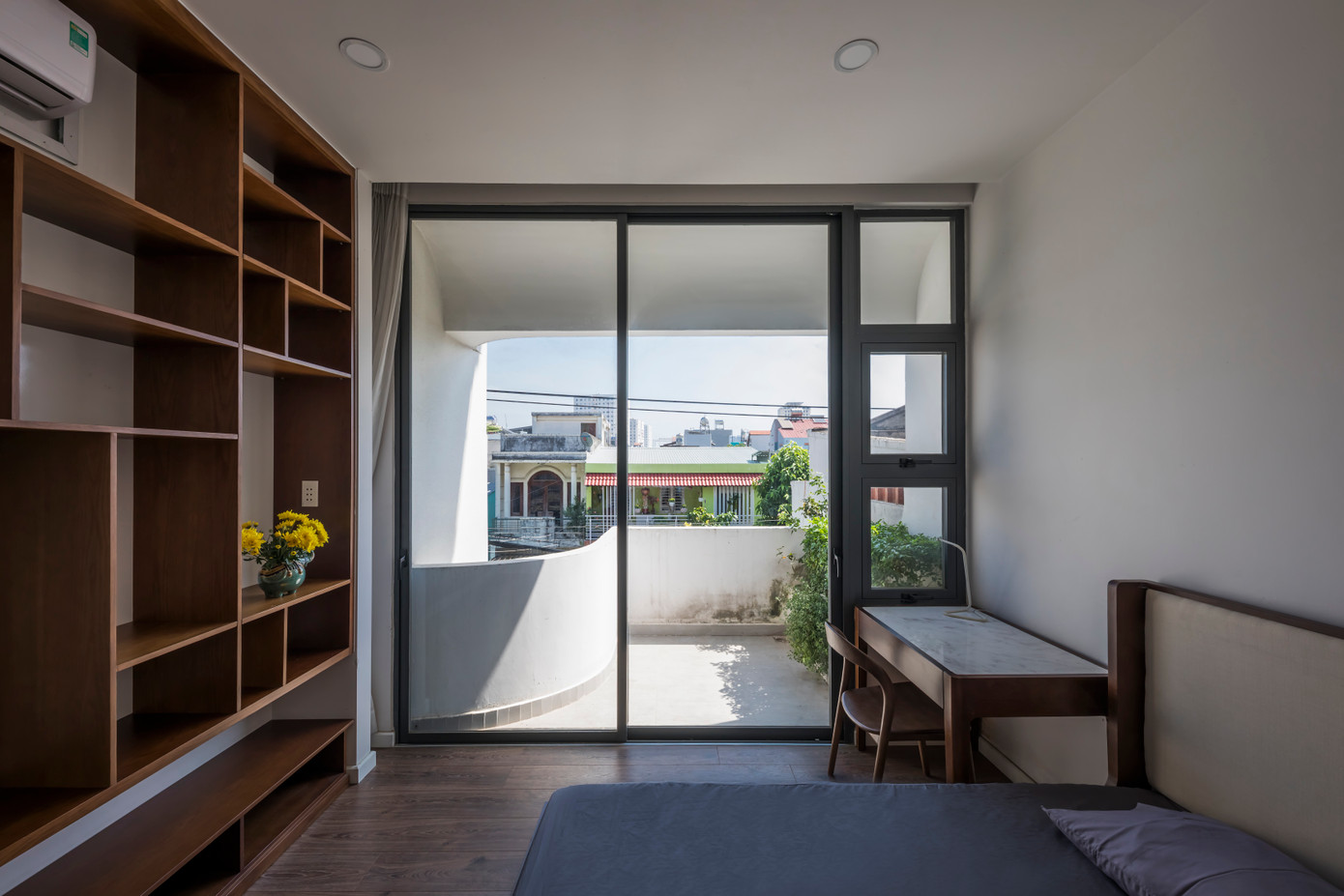 Phòng ngủ được thiết kế đơn giản, kết hợp với nội thất bằng gỗ, tạo nên vẻ sang trọng, thanh lịch.