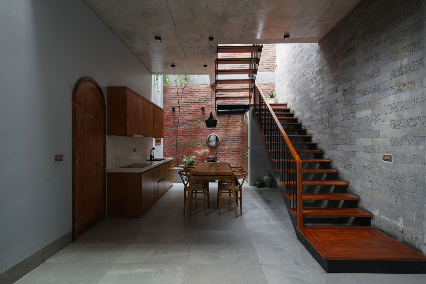 Căn nhà dạng ống nhỏ và hẹp, có mặt tiền không lớn, thiếu ánh sáng và thường xuyên ẩm thấp. Căn nhà dạng ống nhỏ và hẹp, có mặt tiền không lớn, thiếu ánh sáng và thường xuyên ẩm thấp.