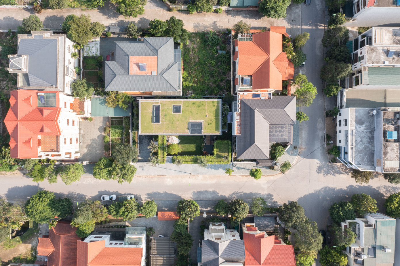 Tầng mái ngôi nhà trồng nhiều cỏ xanh và có giếng trời.