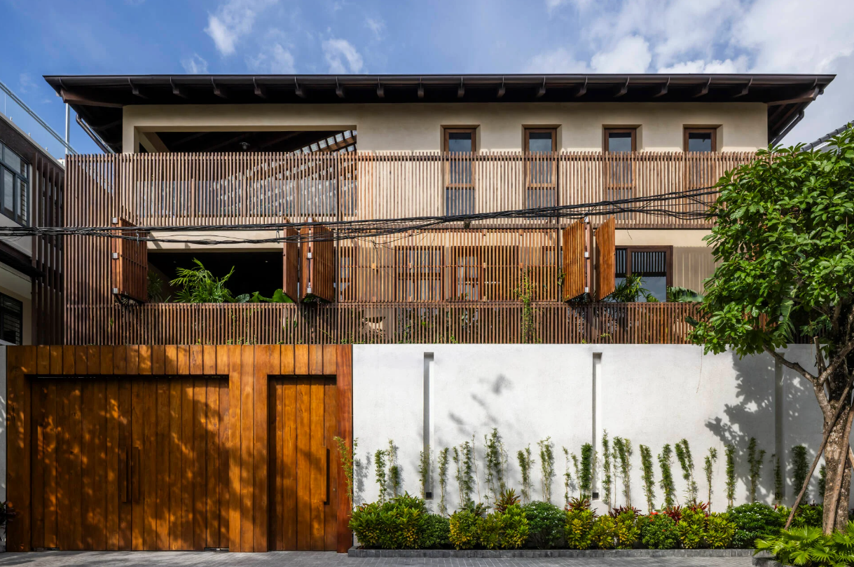 The Lodge Villa có vẻ ngoài khép kín với không gian xung quanh, rất khó để quan sát ngôi nhà nếu nhìn từ bên ngoài.