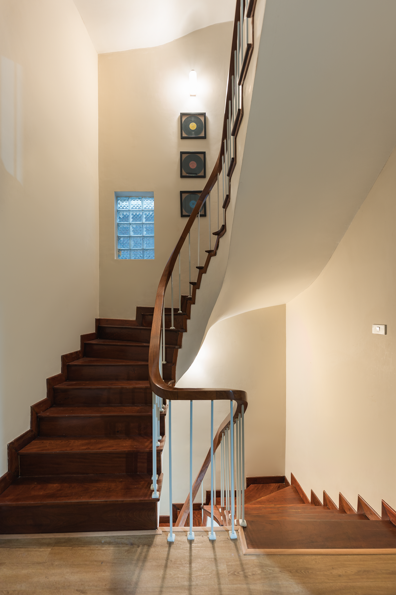 Cầu thang gỗ uốn cong nhẹ nhàng dẫn lên các tầng trên. Cầu thang gỗ uốn cong nhẹ nhàng dẫn lên các tầng trên.