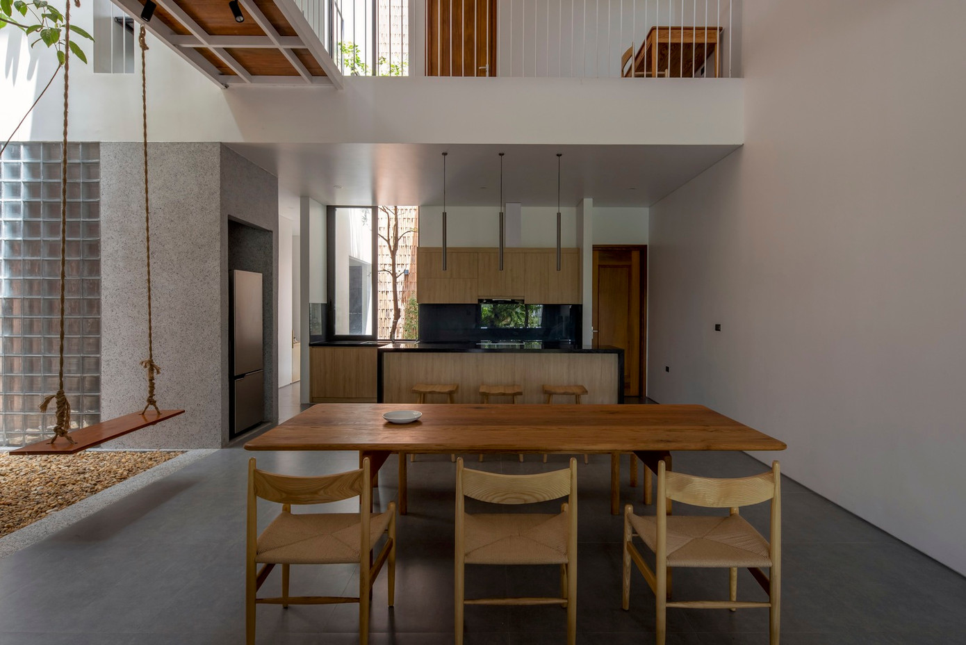 Nhà thiết kế đề xuất giảm diện tích xây dựng để tạo ra nhiều không gian hơn. Từ đây, căn nhà có nhiều vườn và không gian trống, tối đa hóa sự gắn kết giữa các thành viên sống bên trong.