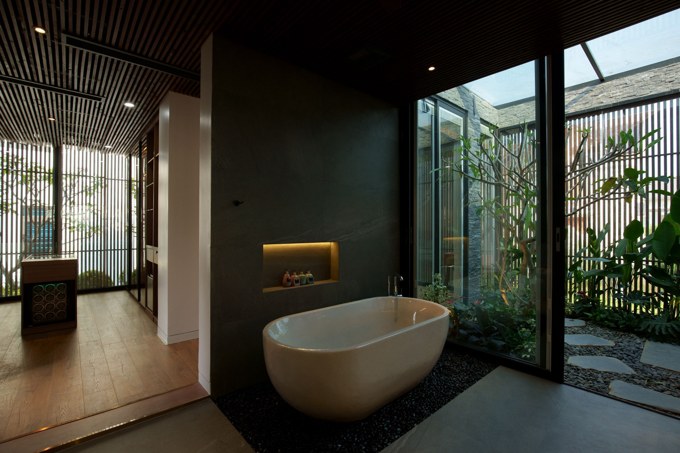Bồn tắm hiện đại, kết hợp với thiên nhiên.