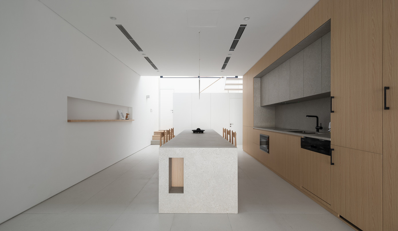 Ngôi nhà cách Vịnh Hạ Long 300m, nơi có khí hậu ven biển với hai mùa rõ rệt: mùa đông và mùa hạ. Nhiệt độ thay đổi nhiều giữa các mùa, cùng lượng lớn ánh sáng mặt trời và gió biển mát lạnh thổi quanh năm.