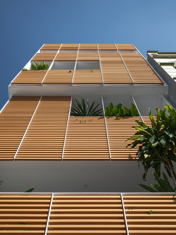 Bên ngoài ngôi nhà được bọc một lớp thép giả gỗ với một ban công ở trước để trồng cây và giảm ánh sáng mặt trời vào nhà.