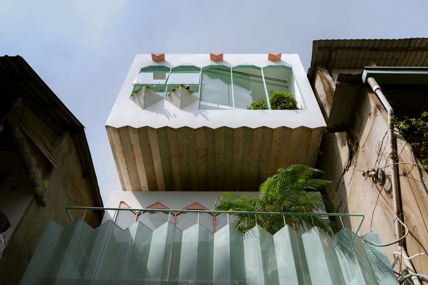 Ban công tầng 2 nhô ra, tạo thêm không gian sinh hoạt cho các thành viên trong gia đình. Ban công tầng 2 nhô ra, tạo thêm không gian sinh hoạt cho các thành viên trong gia đình.