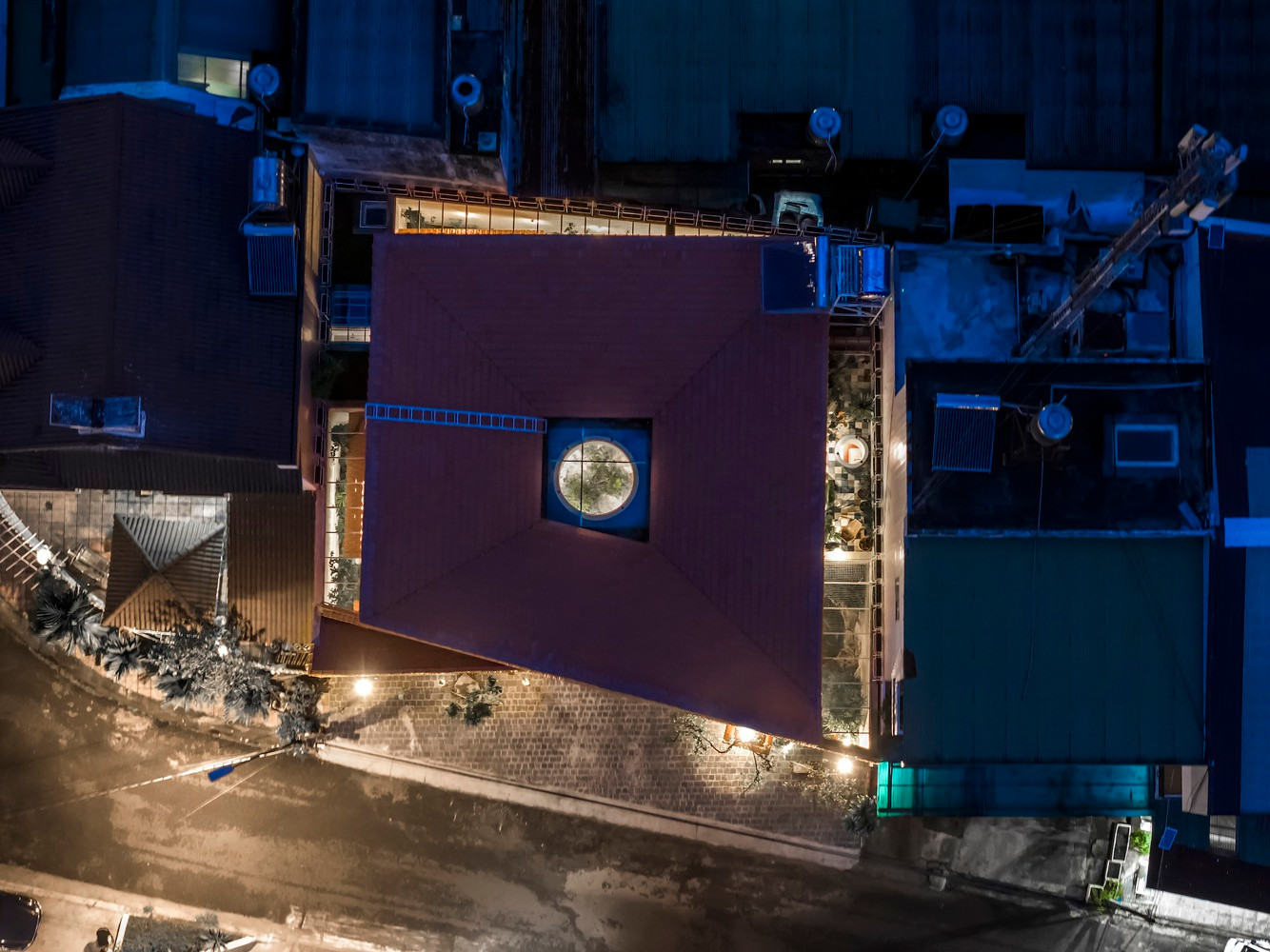 Nhìn từ trên xuống, mái nhà tựa như một bầu trời với mặt trăng là ô ánh sáng - gió ở giữa.