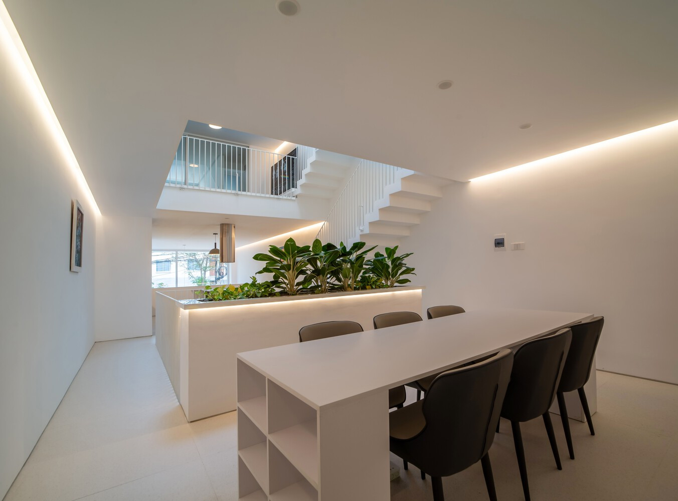 Việc mở rộng không gian theo chiều dọc thông qua giếng trời nhằm mục đích thêm vào ảnh hưởng của thời gian, định hình nên trải nghiệm đi bộ.