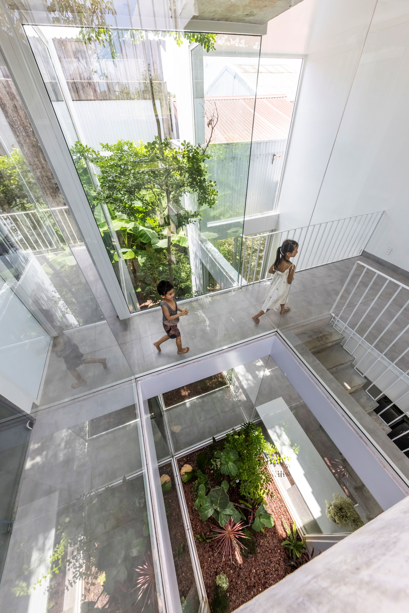 Trẻ em có thể chạy qua lại giữa hai tòa nhà một cách dễ dàng.