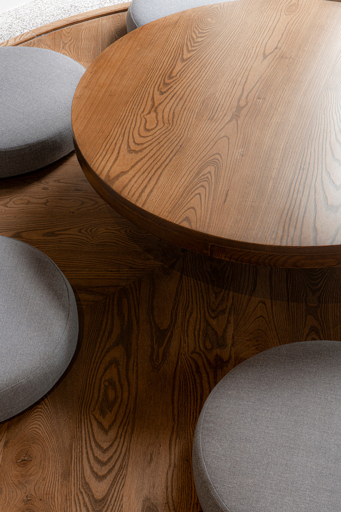 Các đường vân gỗ tự nhiên tạo cảm giác mộc mạc. Các đường vân gỗ tự nhiên tạo cảm giác mộc mạc.