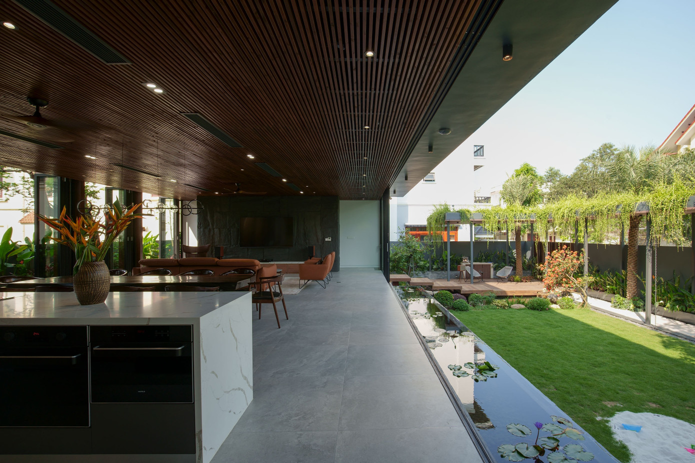 Giữa bên trong và bên ngoài ngôi nhà gần như không có khoảng cách.