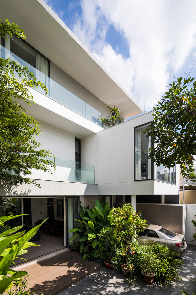 Ban công kính mở ra tầm nhìn thoáng đãng phía trước nhà.