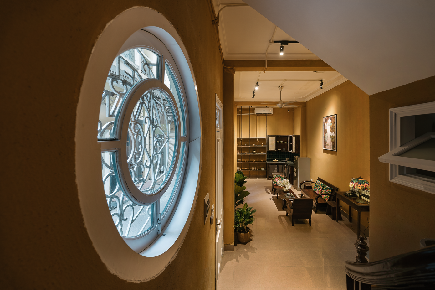 Ô cửa sổ hình tròn mềm mại, được cách điệu là điểm nhấn, đưa ánh sáng vào nhà.