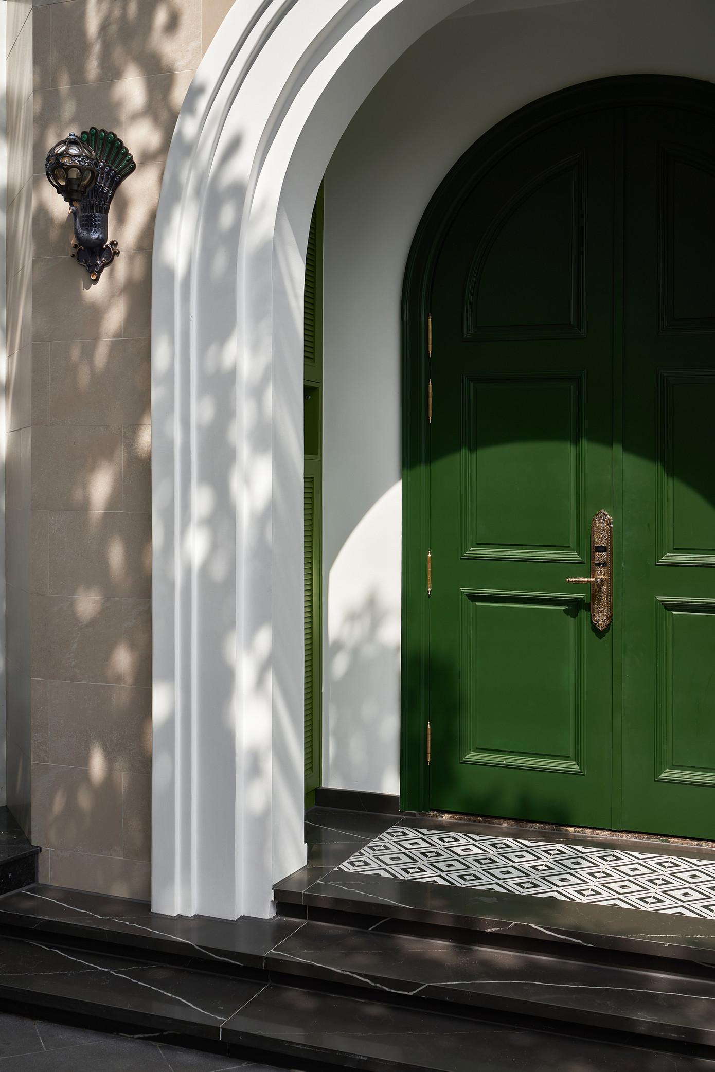 Cửa vòm với đường cong mềm mại mang đậm phong cách Indochine. Cửa vòm với đường cong mềm mại mang đậm phong cách Indochine.