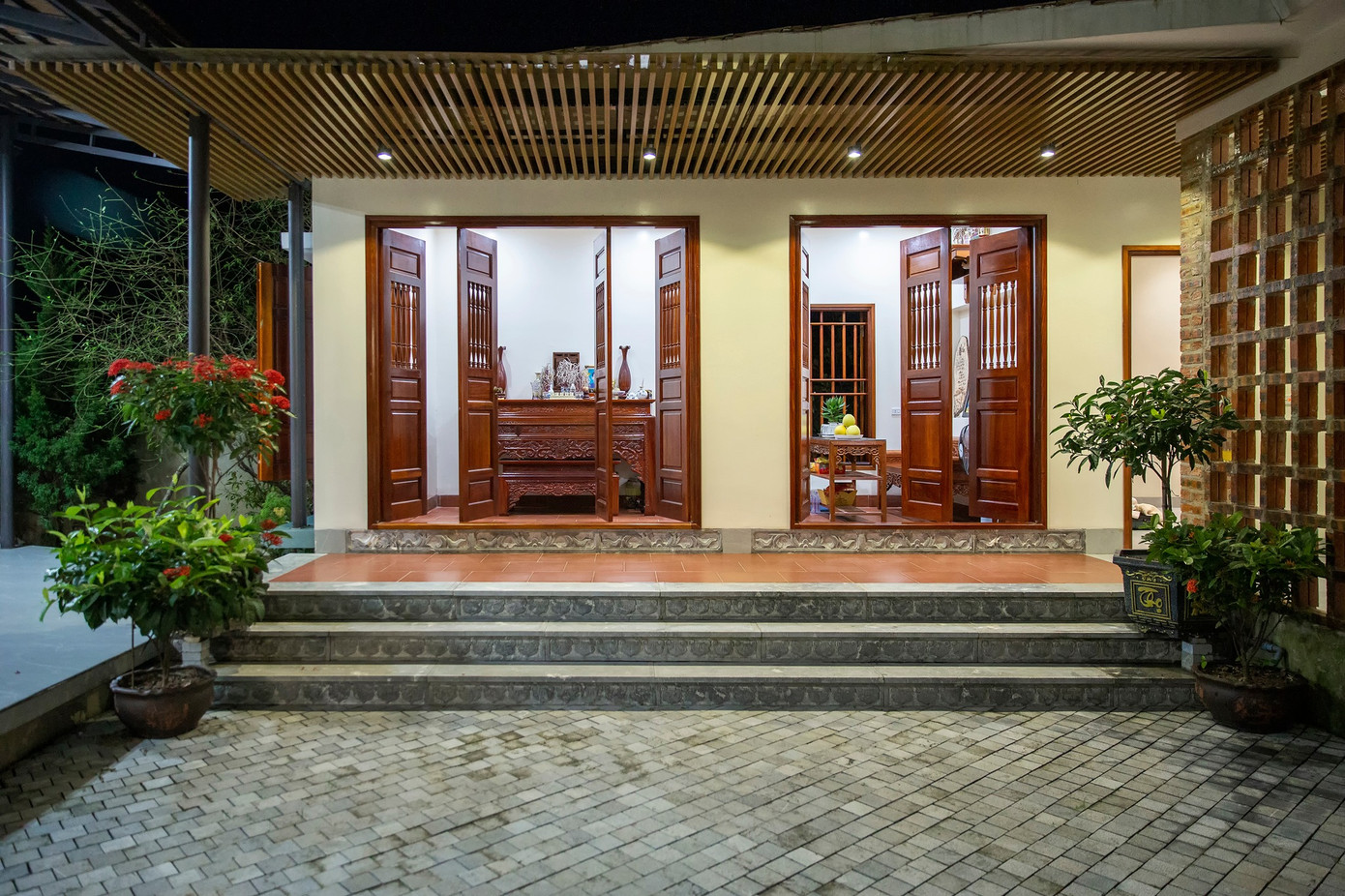 Bậc tam cấp dẫn lên Từ Đường ở chính giữa công trình.