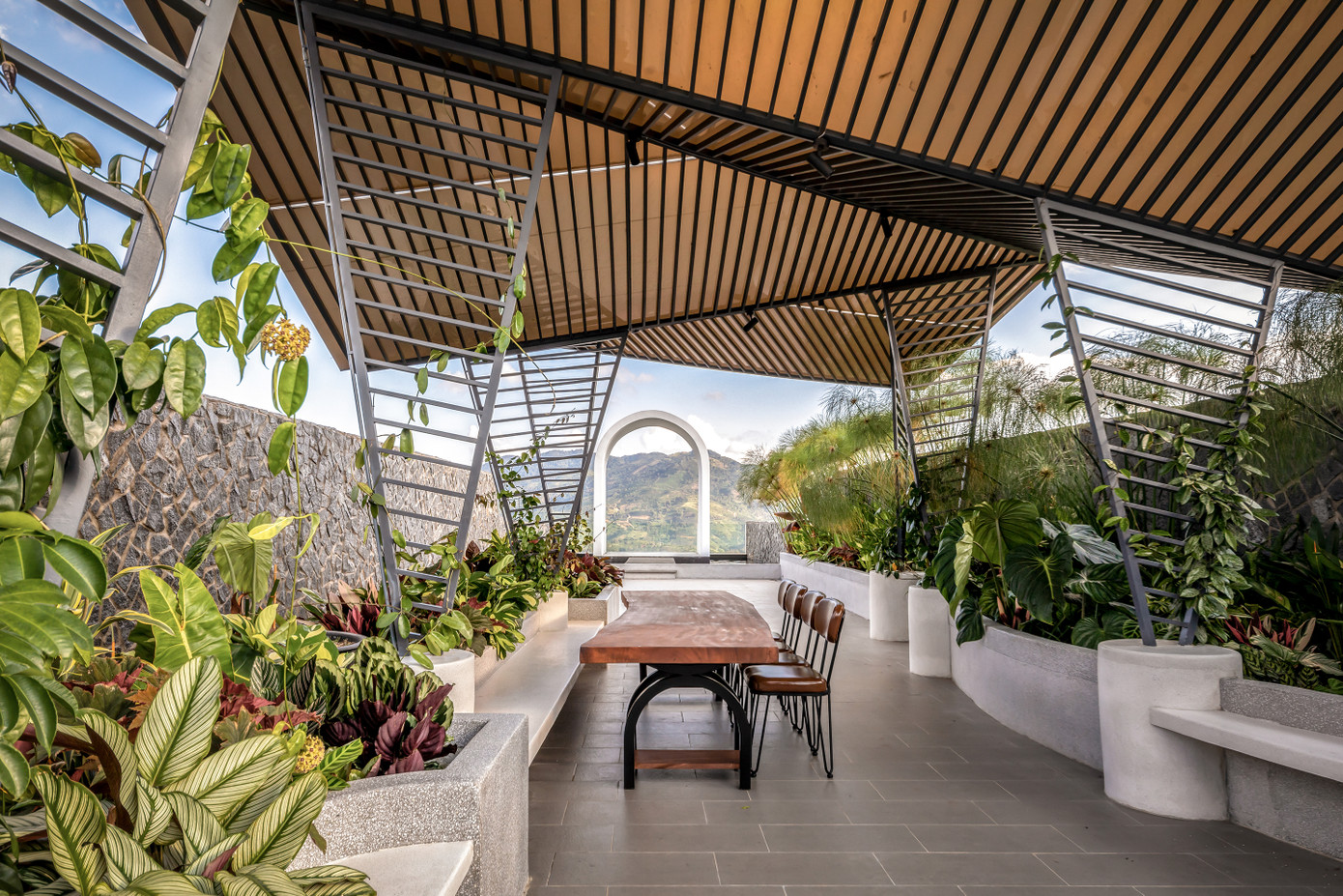 Không gian thư giãn với tầm nhìn ra đồi.