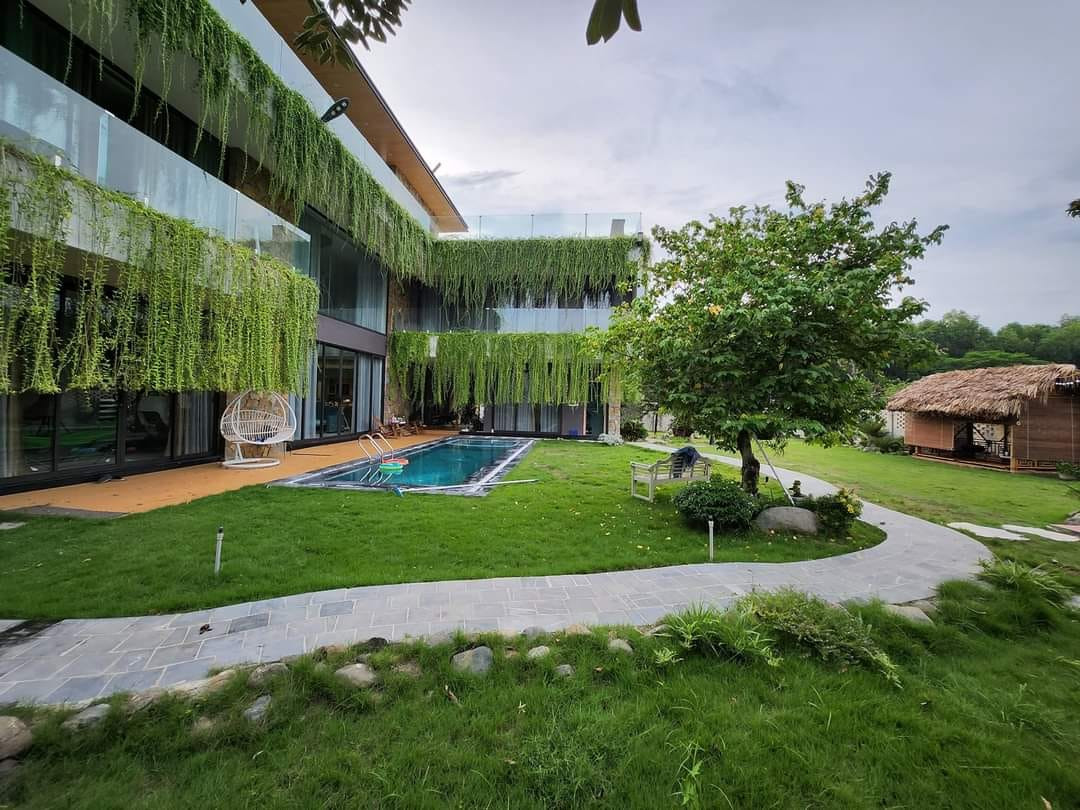 Sân vườn kết hợp bể bơi bốn mùa là nơi thích hợp để tụ tập, vui chơi. Sân vườn kết hợp bể bơi bốn mùa là nơi thích hợp để tụ tập, vui chơi.