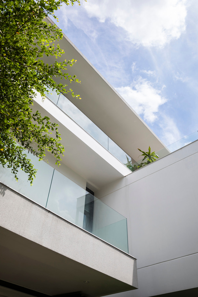 Ban công kính mở ra tầm nhìn thoáng đãng phía trước nhà.