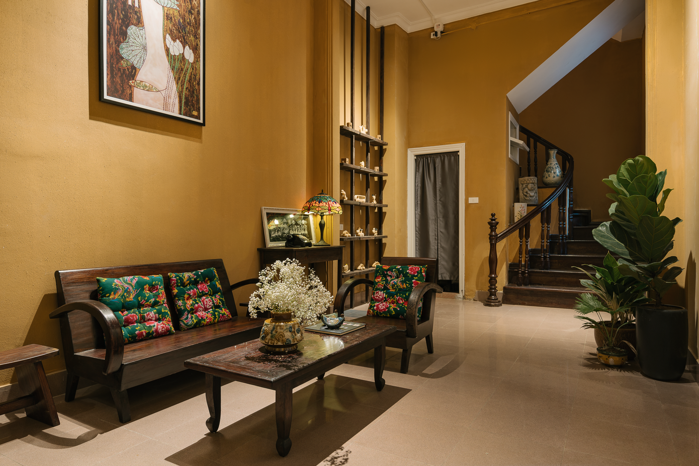 Bàn ghế được từ Hội An chở đến với chiếc sofa hộp được lau vecni.