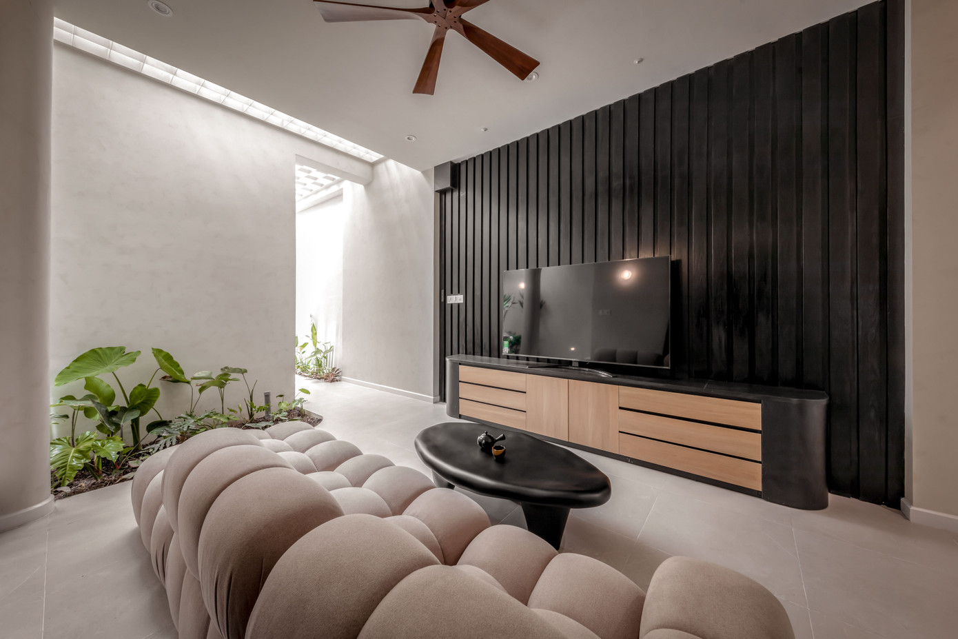 Phòng khách nhỏ, vừa đủ để thêm vào một khu vực trồng cây.