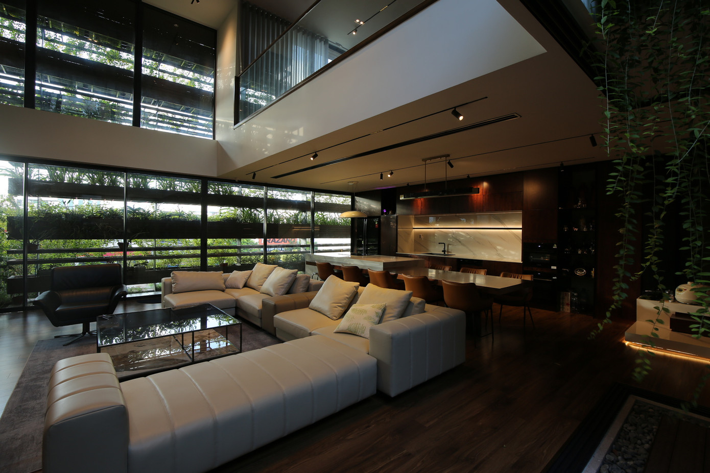 Không gian mở cùng những khối kiến trúc được sắp xếp linh hoạt, khiến ngôi nhà hòa hợp với môi trường tự nhiên. Cửa trượt và vườn cây kết nối đời sống sinh hoạt riêng tư và cộng đồng. Thiết kế tối giản phối hợp với sự tương phản trong những vật liệu bê tông trần, các tấm thép và đồ vật nội thất nâng cao trải nghiệm cá nhân. Những lớp ánh sáng xuyên qua không gian và cây xanh tạo nên chiều sâu cho ngôi nhà.